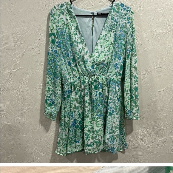 So cute! ZARA Wrap-front V-neck jumpsuit with long sheer sleeves Elastic waist - Picture 9 of 10